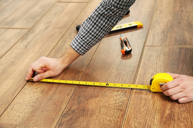 Carpenter Worker Installing Laminate Flooring In The Room Vera 